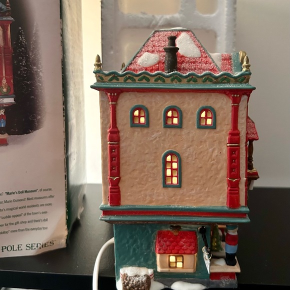 “Marie’s Doll Museum” lighted Christmas building from Department 56. Open box. - Picture 3 of 5